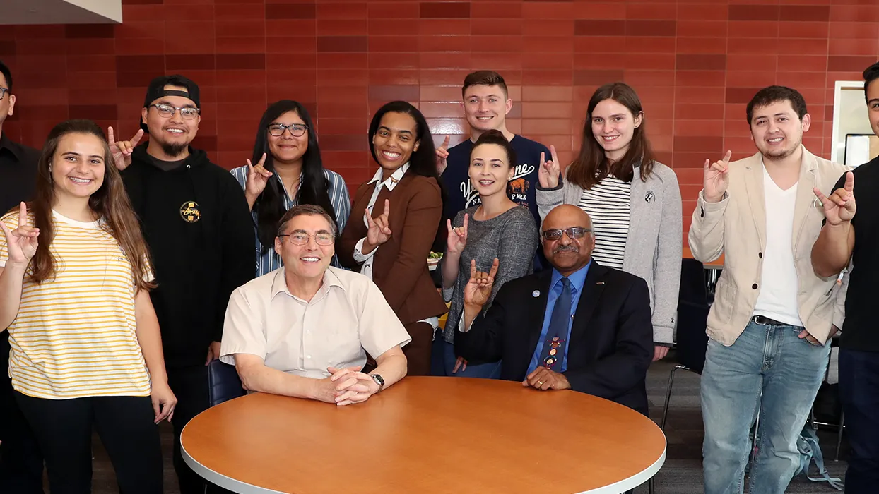 Physicist and Nobel Prize winner Carl Wieman posing with students