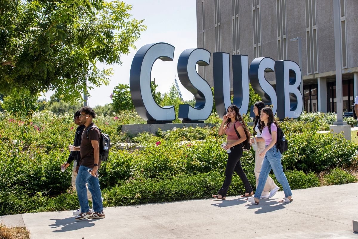 Students walking outside at CSUSB